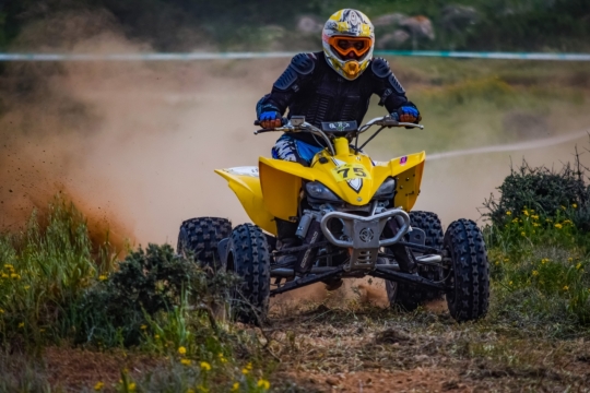荒野间骑着越野摩托飞驰的骑手