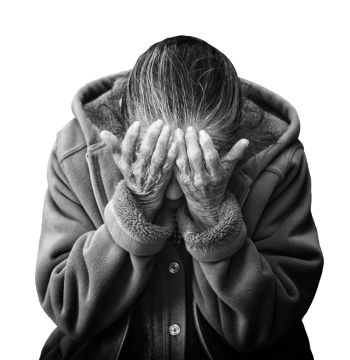 白色背景双手捂住双眼哭泣的白发老人黑白摄影