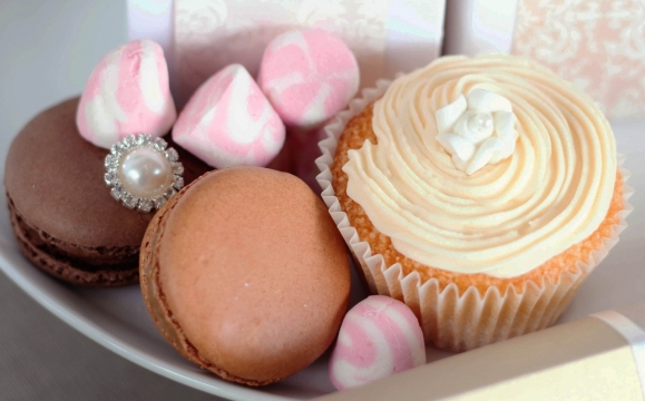 室内白色桌面美味马卡龙蛋糕棉花糖甜点