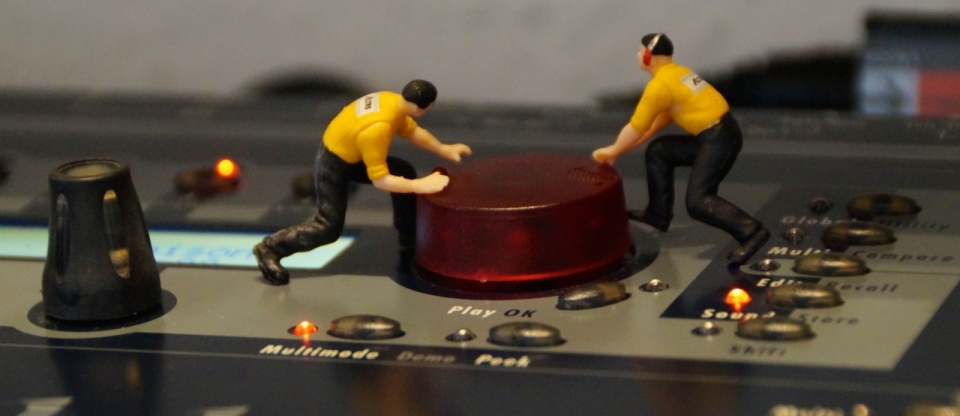 正在打碟机上调节声音按键的两个人偶玩具