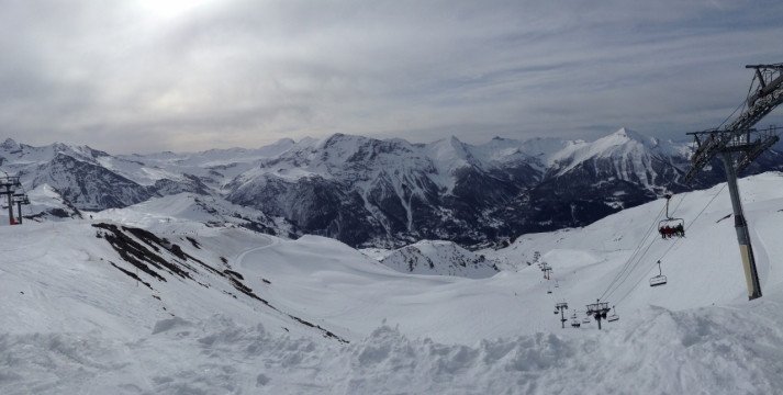 连绵的白色雪山风景和缆车