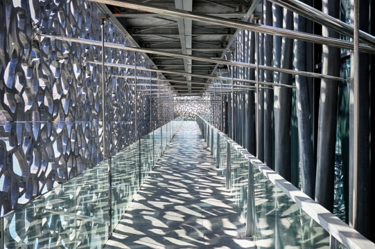 现代化建筑玻璃通道视觉盛宴