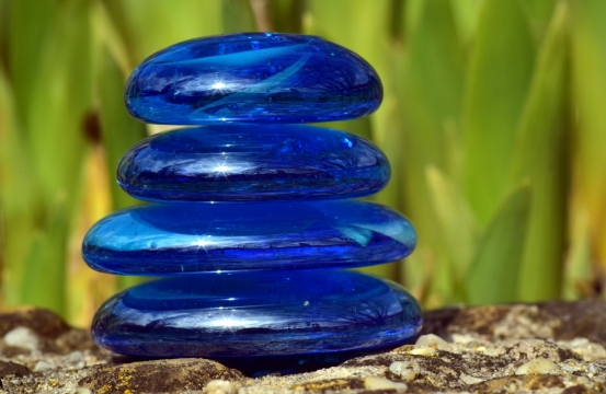 虚化背景户外地面透明蓝色石头装饰