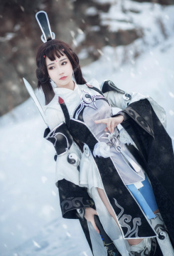 雪中少女唯美舞剑高清特写