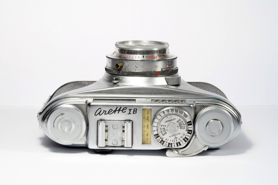 白色背景桌面银色金属古老相机