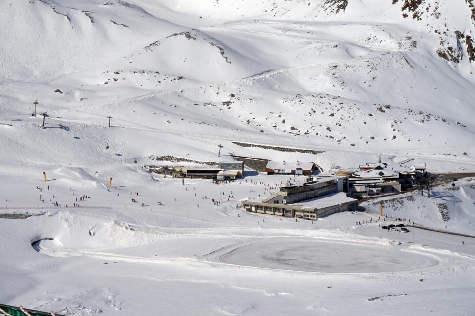 白雪雪山间滑雪场摄影