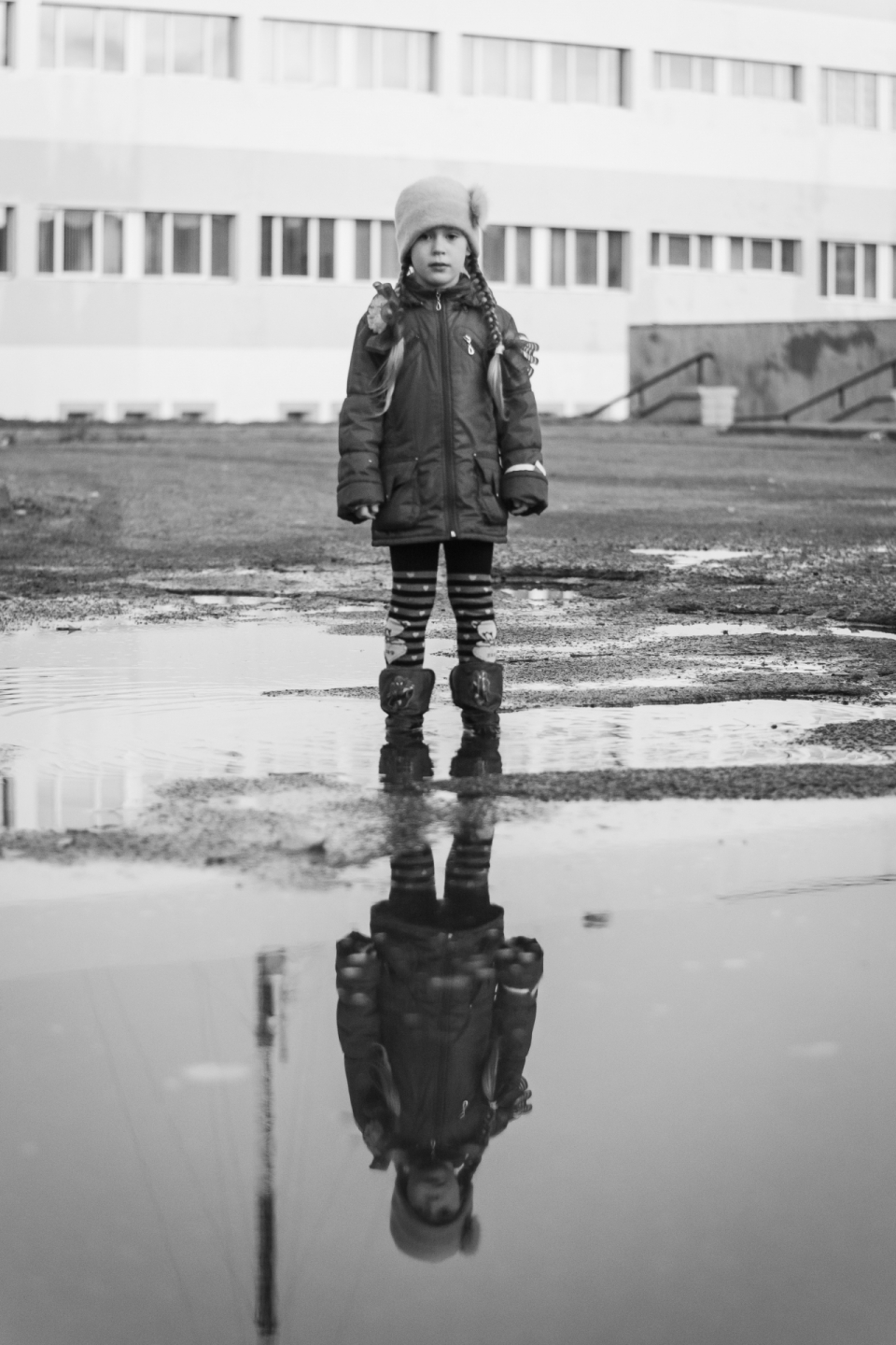 小女孩雨后水塘前人物倒影特写