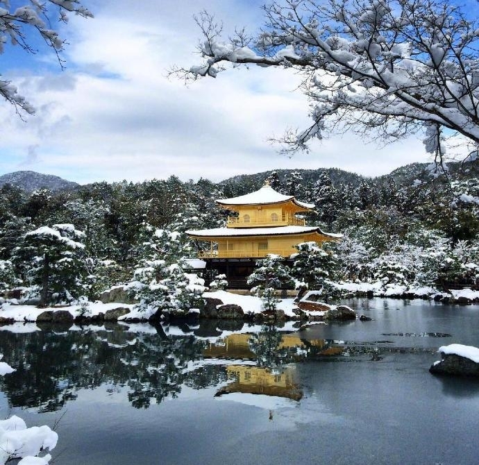 日本金阁寺冬天雪景风景图片