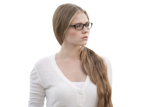 戴黑色边框眼镜白色连衣裙金发马尾美女