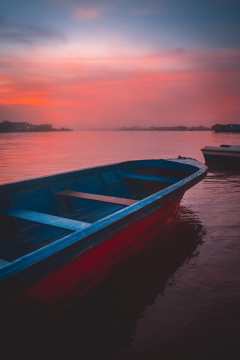 早晨日出绚烂天空湖泊上彩色小船