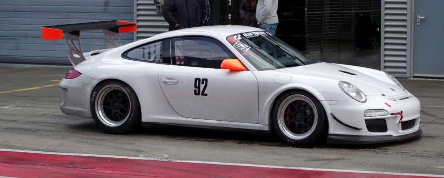 赛道旁停放着的白色精美跑车