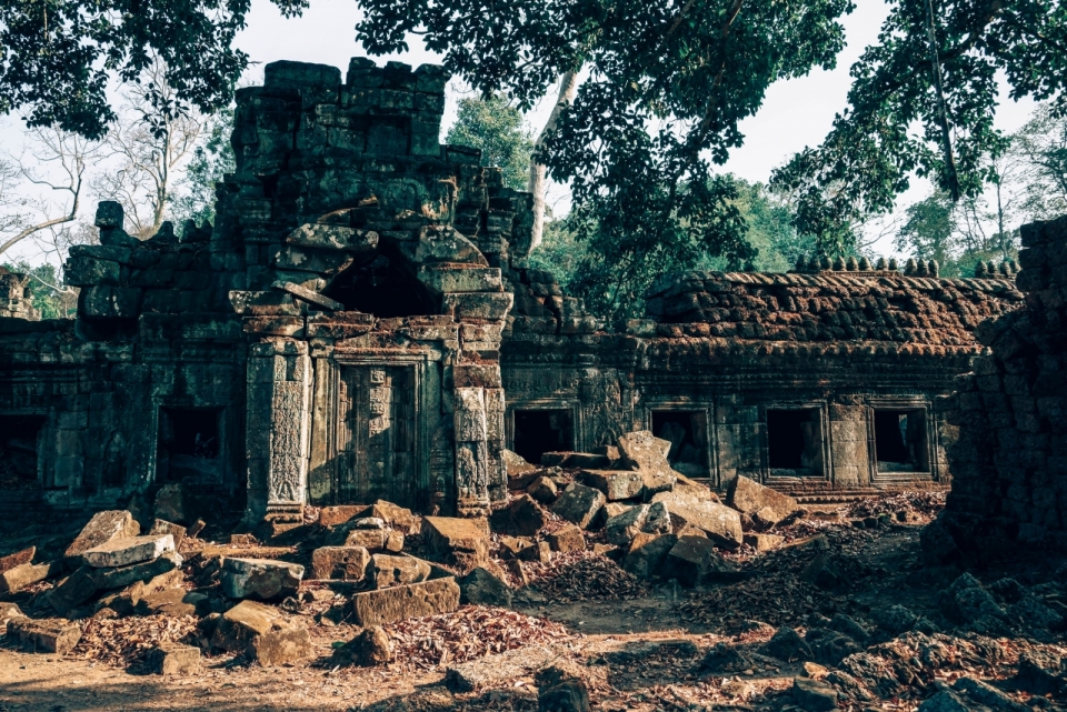 树林间古代建筑残骸