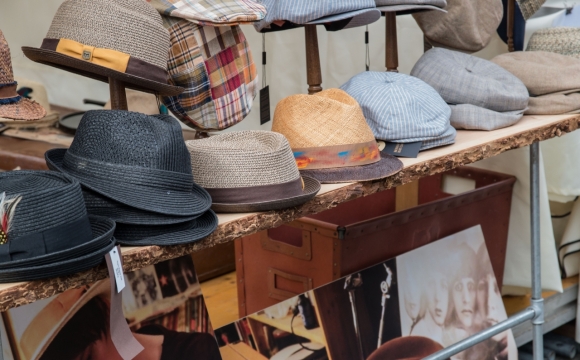 路边货摊上摆放的帽子商品特写