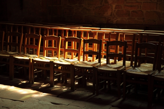 教堂室内傍晚黄昏阳光照木制椅子