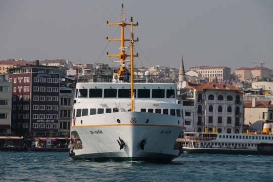 外景摄影_河边港口停放白色巨大客轮外景