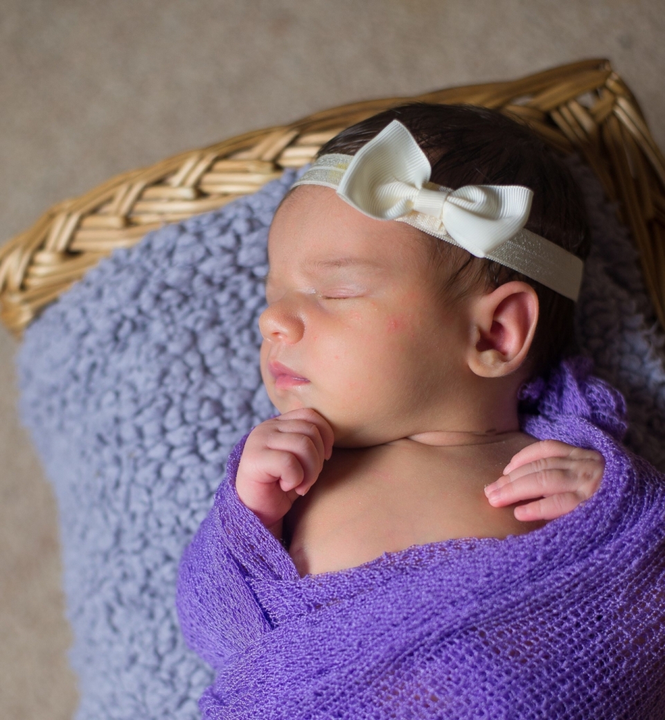 虚化背景室内紫色毛毯中婴儿