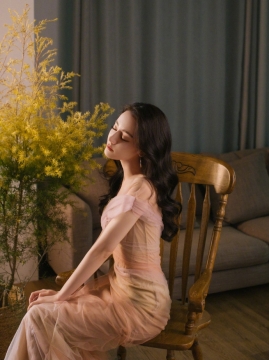 性感美女明星迪丽热巴透视纱裙妩媚诱惑写真