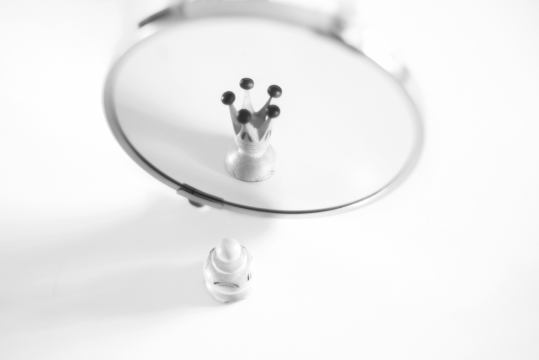 黑白简约普通棋子镜子中国王棋子