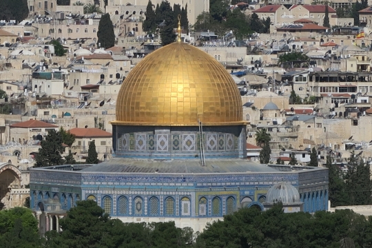 城市街道金色圆顶古典教堂建筑