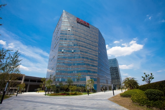 蓝天白云天空下现代城市高楼大厦建筑