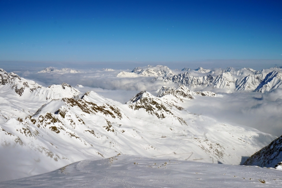 雪山山顶眺望远处群山雪峰