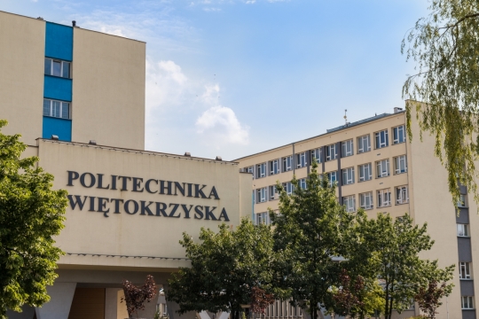 绿树和高楼建筑城市一隅