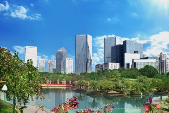 阳光蓝色天空现代高楼大厦建筑城市