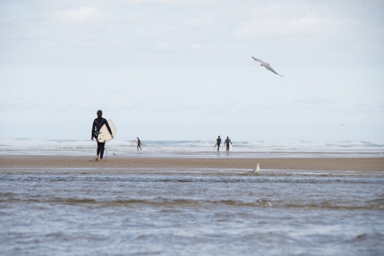白色大海翻滚浪花冲浪运动人物