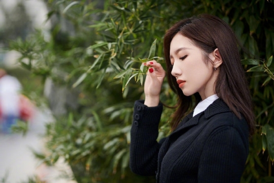 美女明星孟美岐妩媚优雅写真