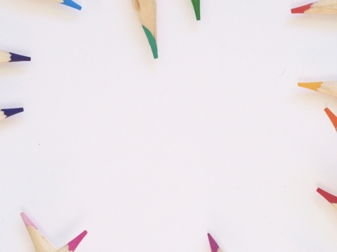 洁白桌面围绕彩色铅笔创意摆拍