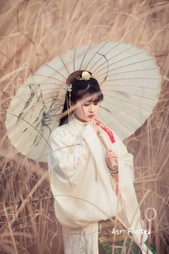 古风执伞托腮美女写真