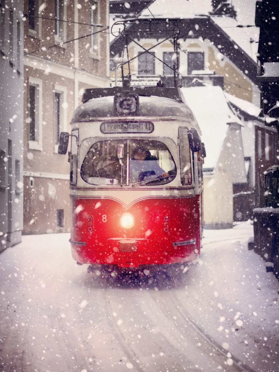 暴雪中缓慢行驶的红色电车