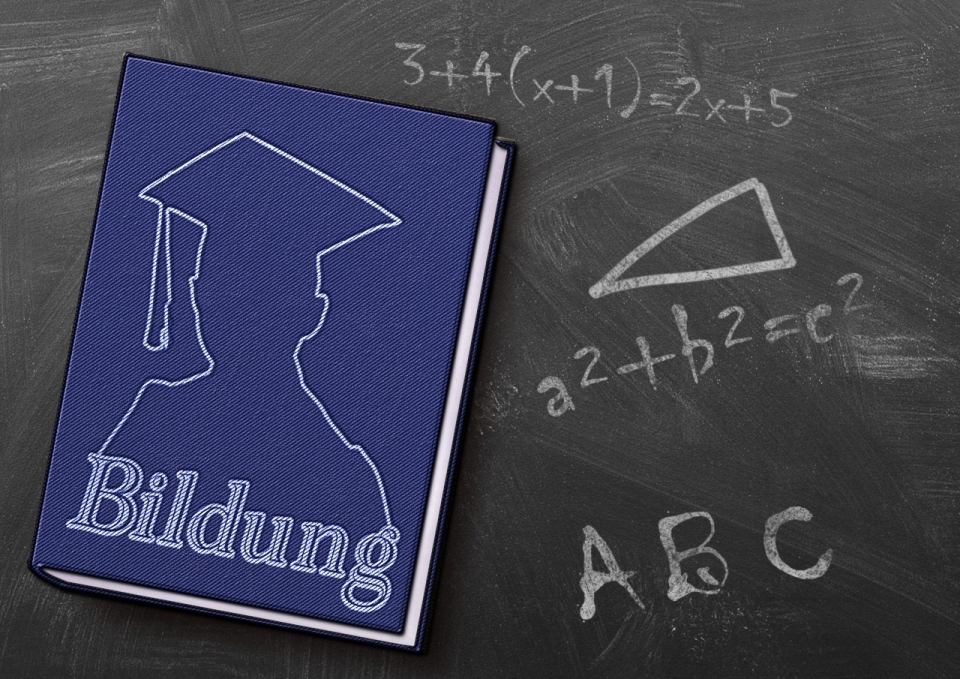 数学公式黑板上蓝色封面博士图案笔记本