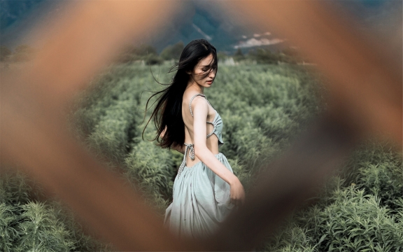 性感气质美女唯美户外写真高清桌面壁纸图片