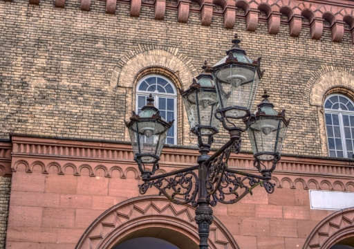 复古红色建筑前中世纪路灯特写