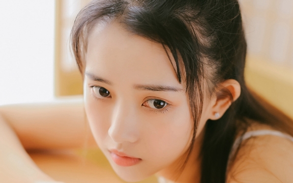 甜美吊带美女高清桌面壁纸