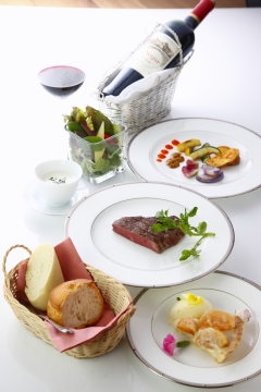 餐厅室内白色桌面红酒新鲜牛排料理