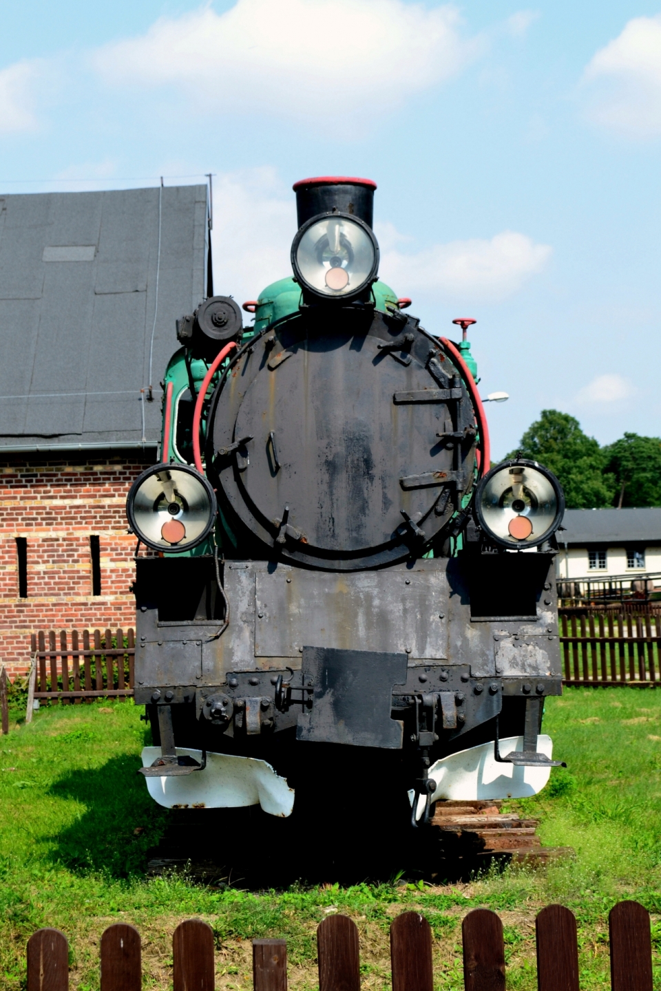 在草坪上废弃的老式蒸汽火车头摄影