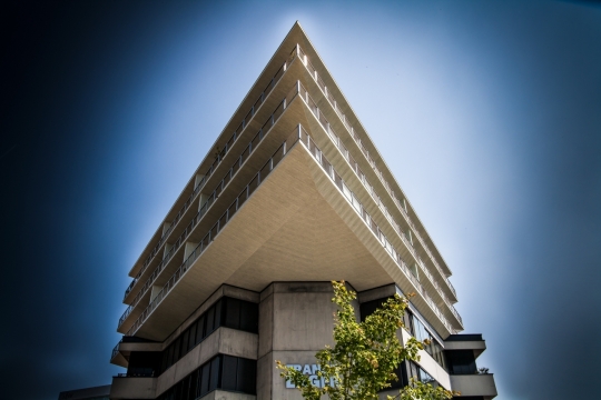 蓝色天空城市街道现代建筑仰拍