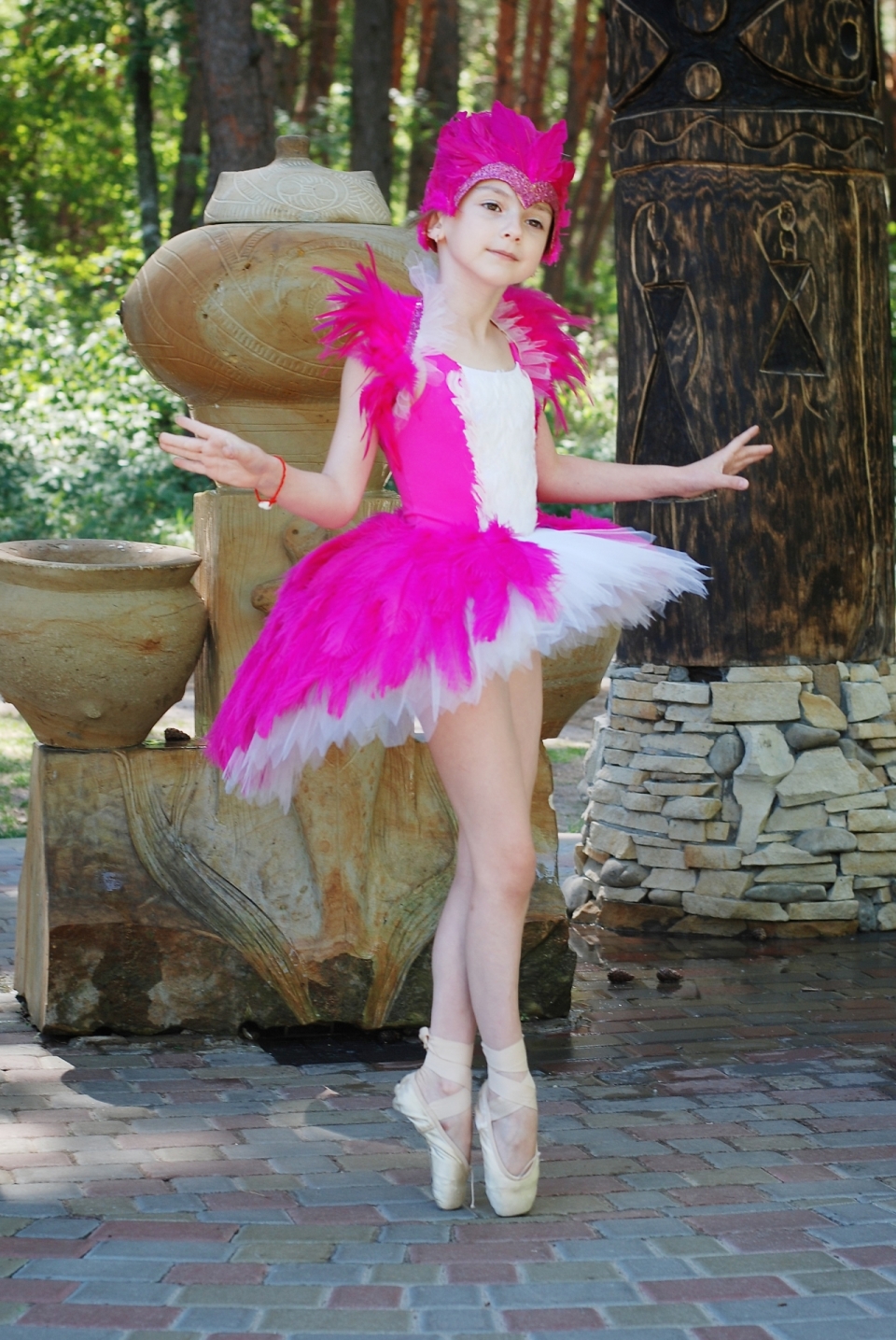 广场上穿着粉色芭蕾舞裙起舞的女孩