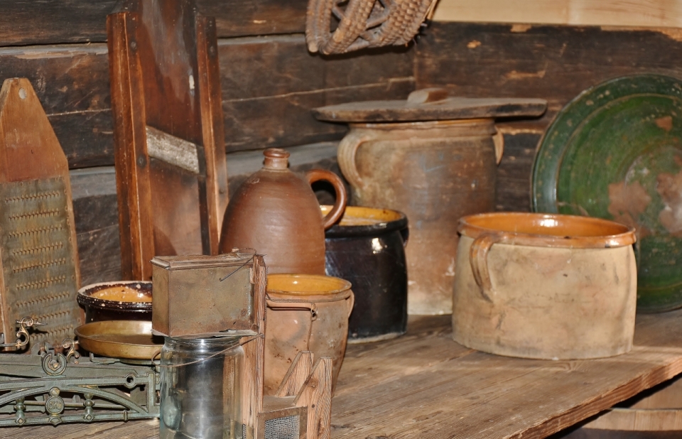 木桌上放着许多陶瓷的锅碗瓢盆静物摄影