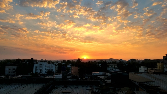 夕阳落下金色阳光城市建筑风景