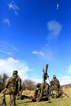阳光蓝色天空自然户外军人