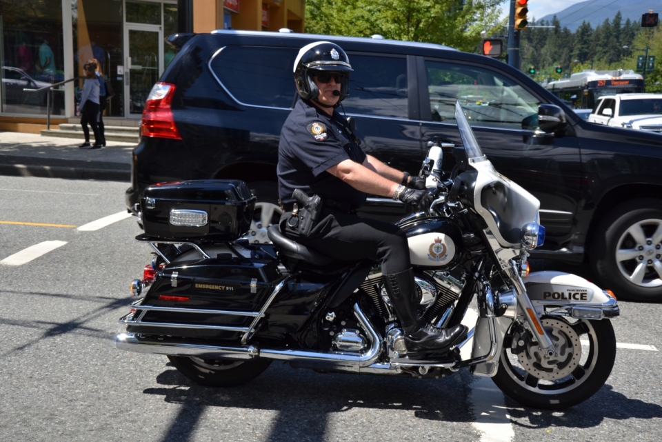 公路上骑摩托车警察特写摄影