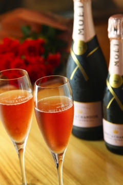 室内木制桌面玻璃杯子橙色美味酒饮