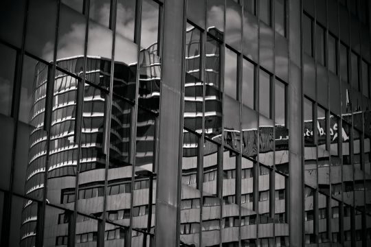 黑白色写字楼玻璃外墙街边建筑倒影