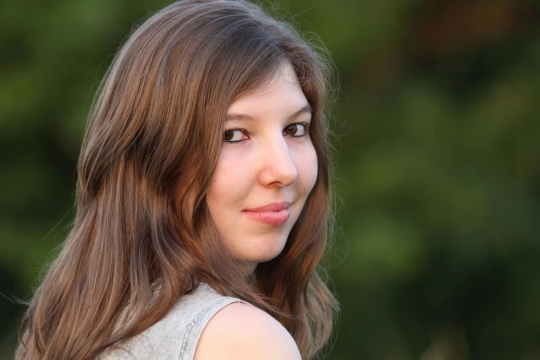 阳光户外年轻长发时尚女性回眸