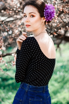 虚化背景阳光户外自然树木间时尚女性