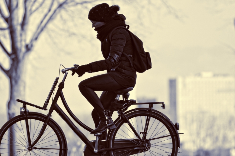 怀旧色调城市街道骑自行车女性