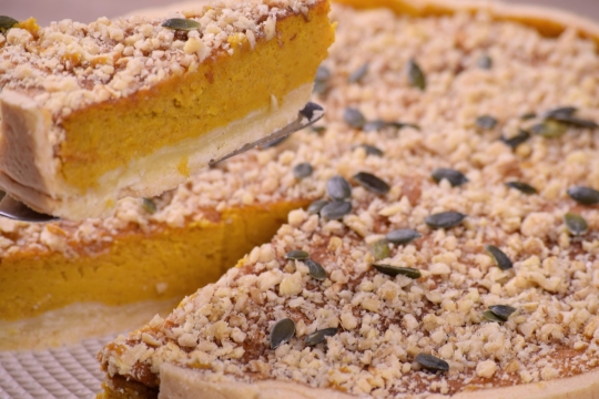 室内桌面新鲜美味健康坚果蛋糕甜点